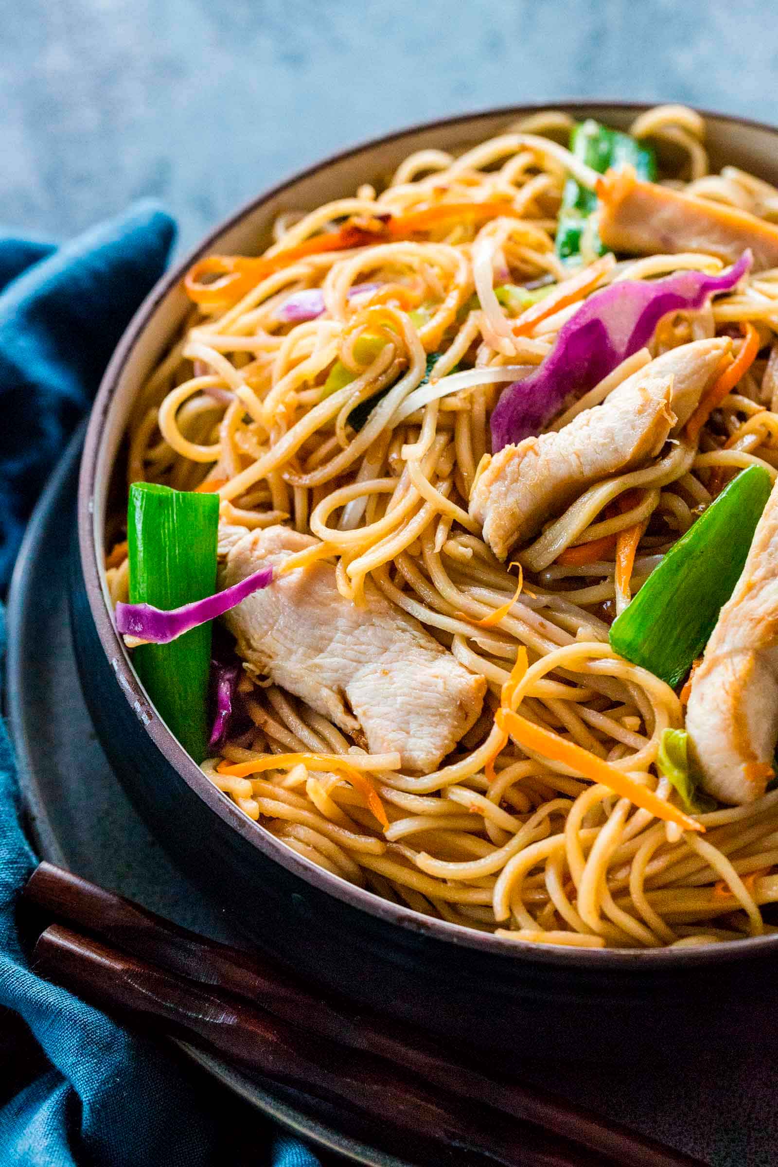 Receta-fideos-Chow-mein-crujientes-con-pollo-y-verduras